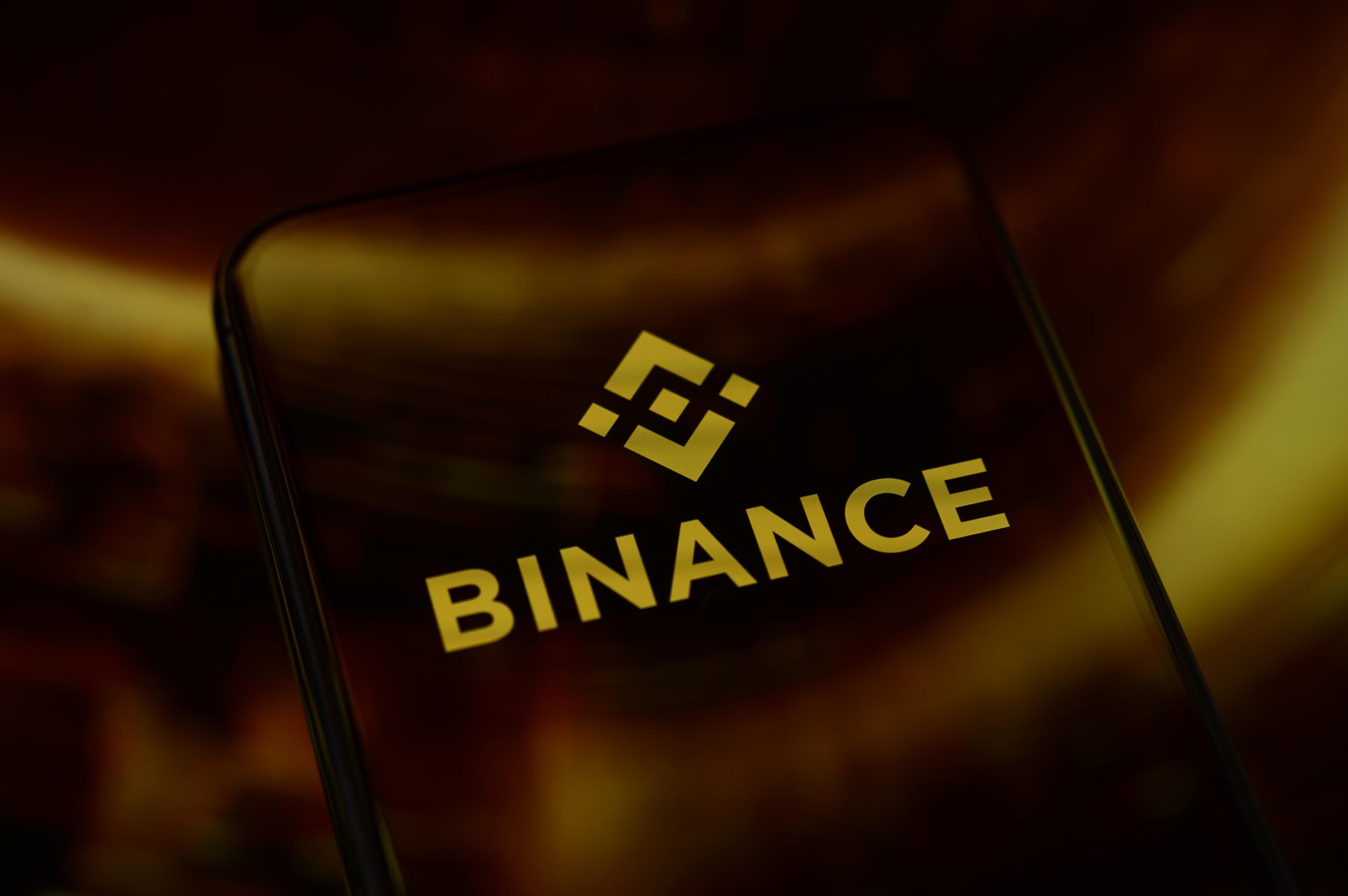 Das Logo von Binance auf einem Smartphone.