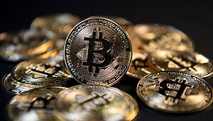 Bitcoin-Münzen als Symbolbild für den Kursrückgang der Kryptowährung