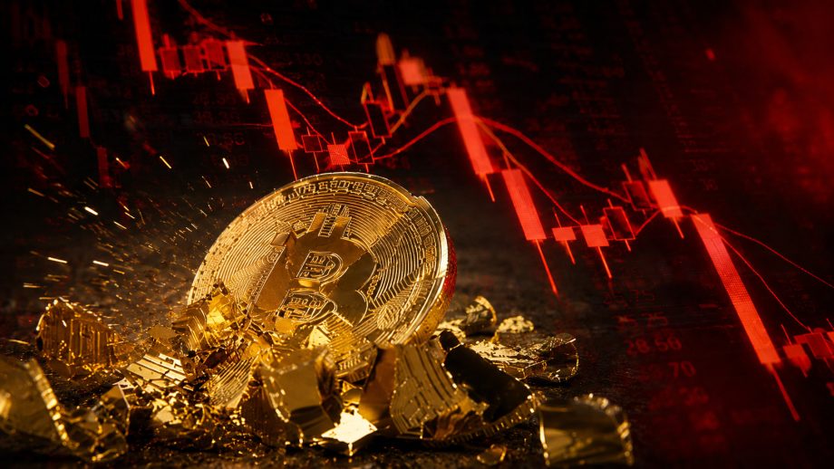 Eine Bitcoin-Münze zerschellt, dazu ein rotes Chartbild