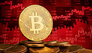 Eine Bitcoin-Münze vor rotem Hintergrund.