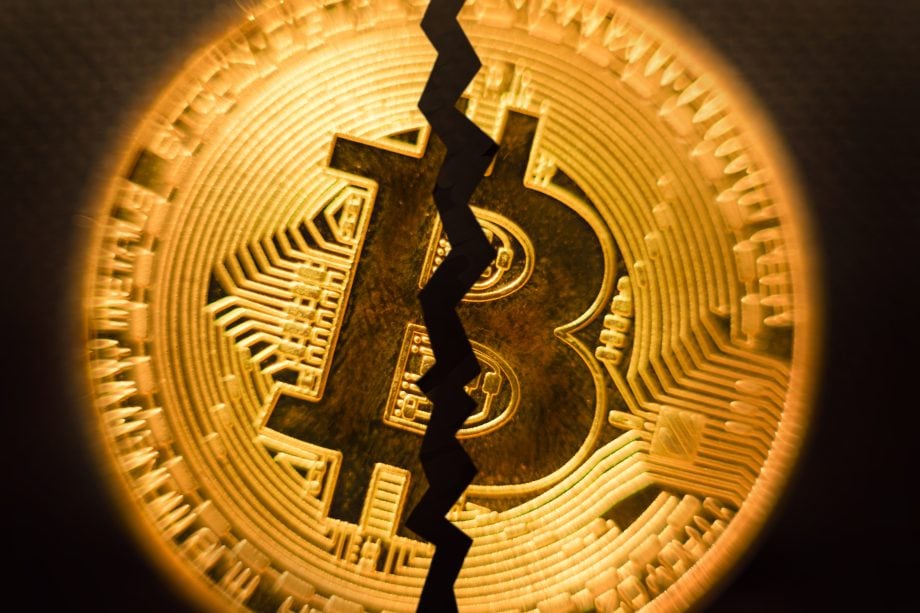 Eine Bitcoin-Münze, die in der Mitte geteilt ist.