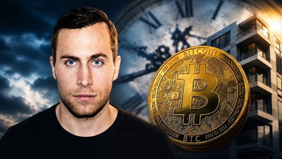 Leon Wankum steht vor einer Uhr, einer Bitcoin-Münze und einer Immobilie