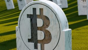 Ein Grabstein mit einem Bitcoin-Symbol
