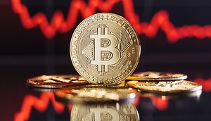 Bitcoin-Münze vor fallendem Chart