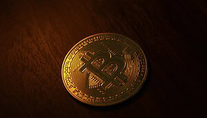Eine Nahaufnahme einer Bitcoin-Münze.