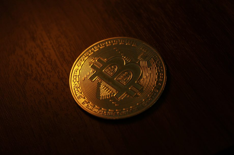Eine Nahaufnahme einer Bitcoin-Münze.