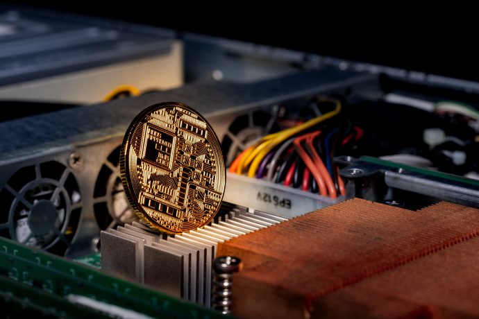Bitcoin-Miner betreiben Mining-Hardware zur Erzeugung neuer Bitcoin.