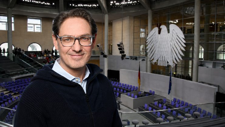 Stefan Rönz von der Initiative "Pro Haltefrist" vor einem Bundestagshintergrund