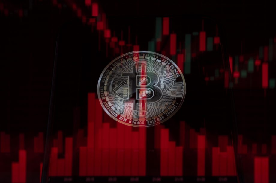 Eine rote Bitcoin-Münze