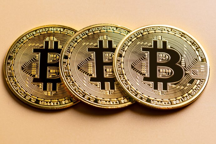 Drei Bitcoin-Münzen