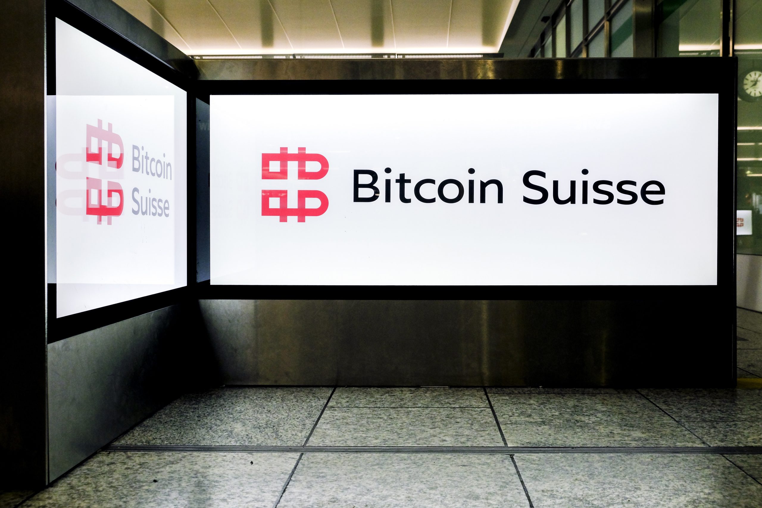 Ein Schild von Bitcoin Suisse