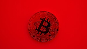Eine rote Bitcoin-Münze