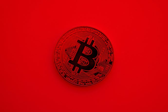 Eine rote Bitcoin-Münze