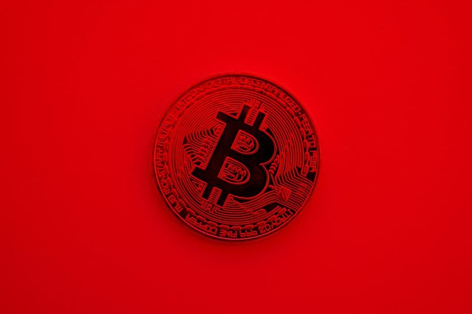 Eine rote Bitcoin-Münze