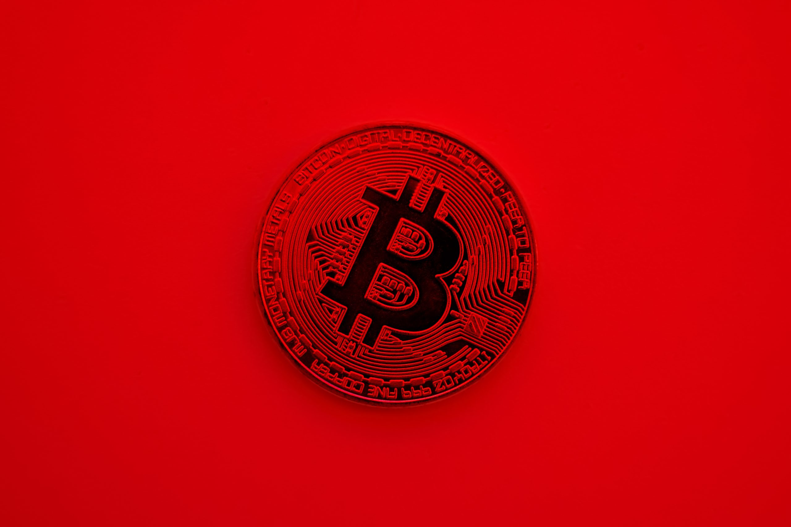 Eine rote Bitcoin-Münze