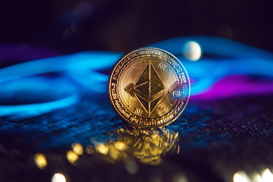 Ethereum-Münze vor einem schwarzen Hintergrund.