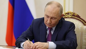 Wladimir Putin schreibt etwas auf einen Zettel.
