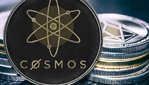Das Bild zeigt eine Cosmos-(ATOM)-Münze im Vordergrund, die auf mehreren übereinandergestapelten Krypto-Coins liegt. Im Zentrum der schwarzen Münze ist das charakteristische Atom-Symbol von Cosmos abgebildet. Im Hintergrund sind unscharf weitere Kryptowährungen zu erkennen, darunter eine Ethereum-Münze.