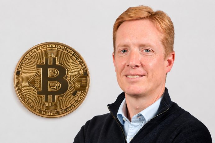 Das Bild zeigt James Butterfill und eine Bitcoin-Münze
