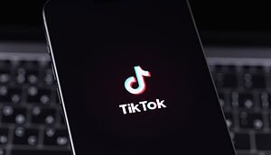 Das Bild zeigt das TikTok-Logo auf einem Smartphone