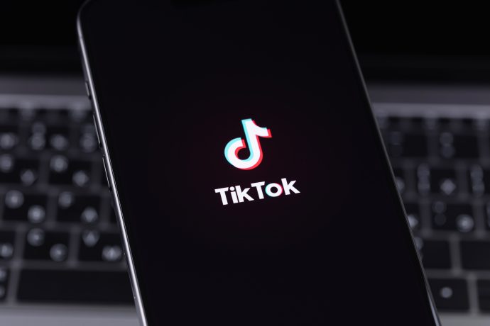Das Bild zeigt das TikTok-Logo auf einem Smartphone