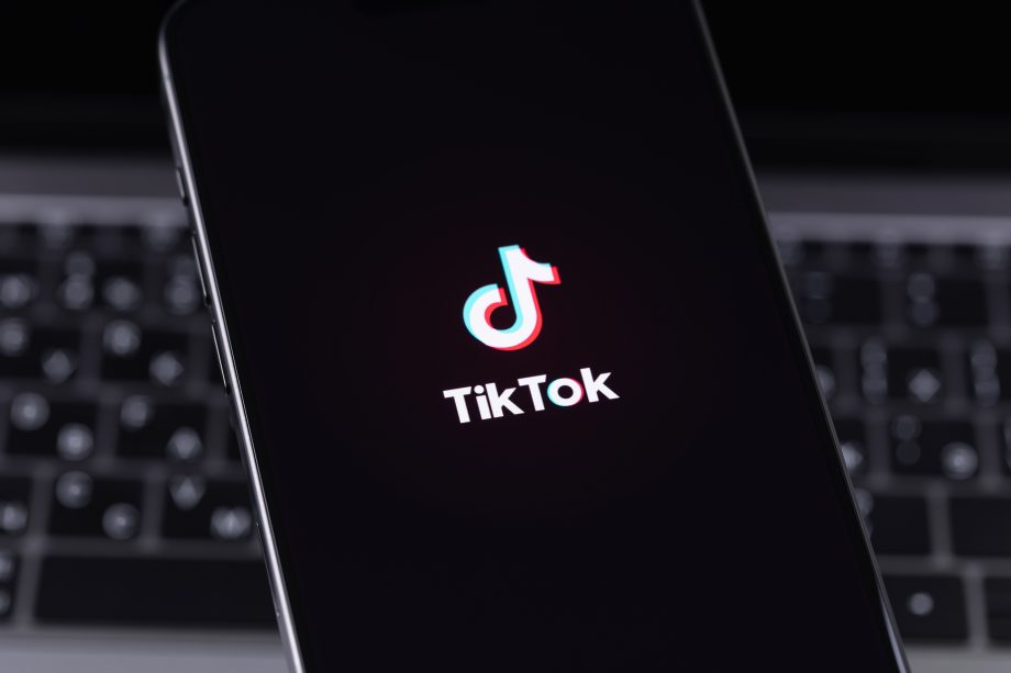 Das Bild zeigt das TikTok-Logo auf einem Smartphone