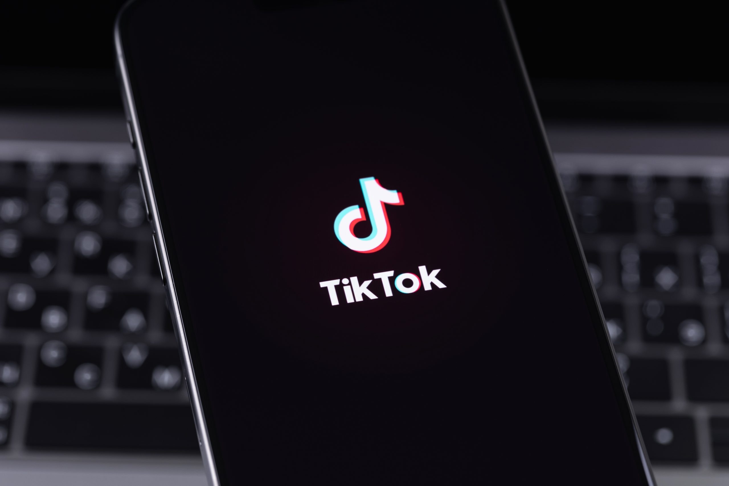 Das Bild zeigt das TikTok-Logo auf einem Smartphone