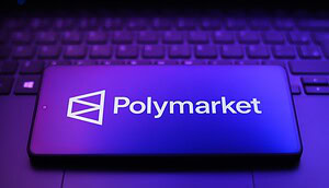 Das Bild zeigt das Polymarket-Logo auf einem Smartphone