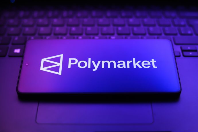 Das Bild zeigt das Polymarket-Logo auf einem Smartphone