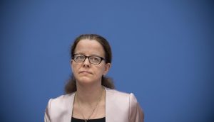 Das Bild zeigt Isabel Schnabel