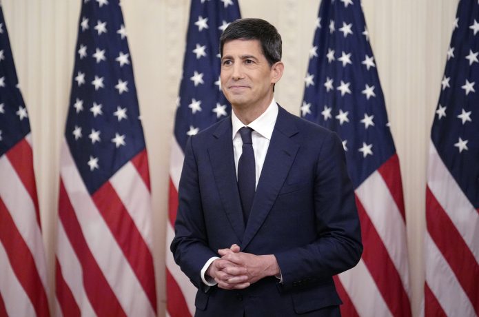 Der neue Fed-Chef Kevin Warsh vor US-Flaggen.