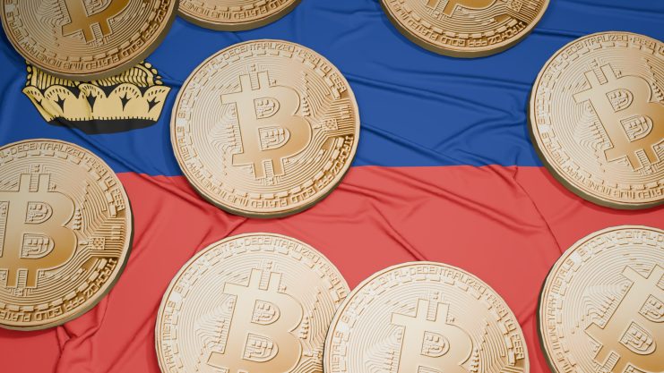 Liechtenstein-Flagge neben mehreren Bitcoin-Münzen.
