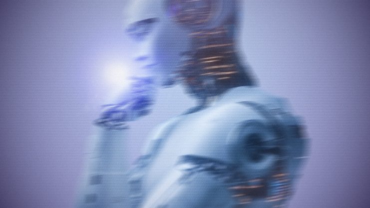 Das Bild zeigt einen humanoiden Roboter in Seitenansicht. Die Figur wirkt bewusst unscharf und leicht verschwommen, wodurch ein futuristischer und abstrakter Eindruck entsteht.