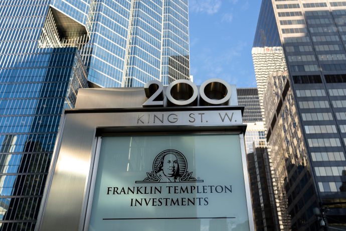 Ein Bürogebäude mit dem Logo von Franklin Templeton.