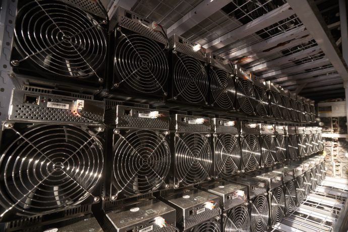 Das Bild zeigt eine Bitcoin Mining-Anlage
