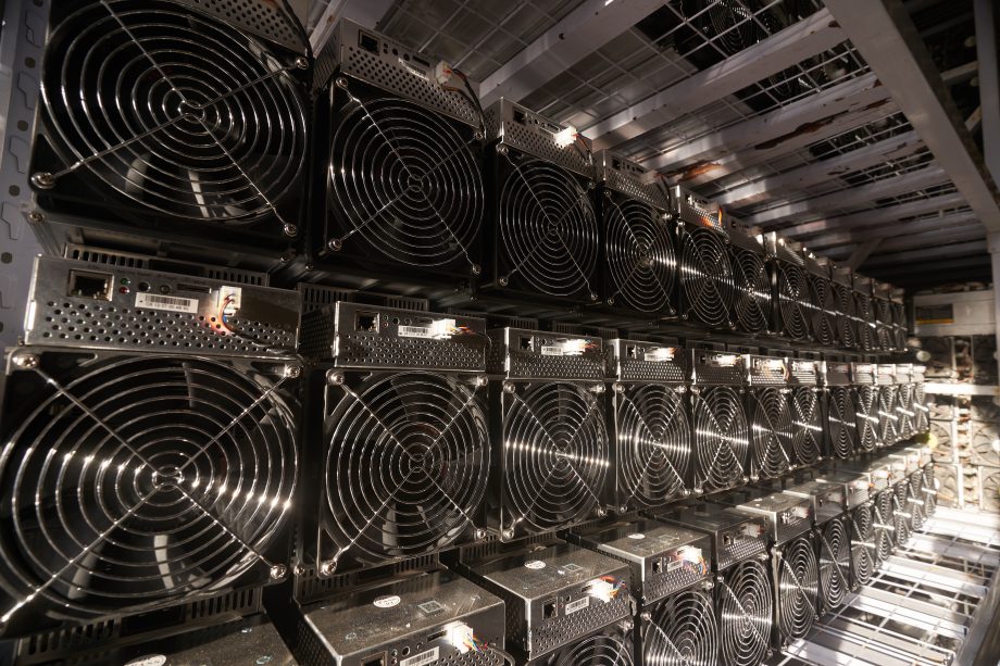 Das Bild zeigt eine Bitcoin Mining-Anlage