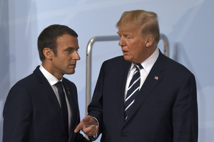 Das Bild zeigt Donald Trump und Emmanuel Macron