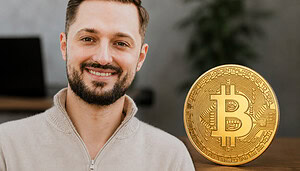 Das Bild zeigt Frederik Dürr und eine Bitcoin-Münze