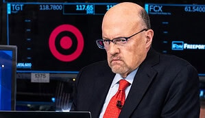 Jim Cramer sitzt in einem CNBC-Fernsehstudio.
