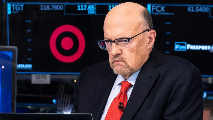 Jim Cramer sitzt in einem CNBC-Fernsehstudio.