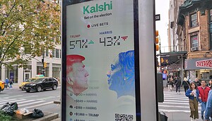 US-Präsidentschaftswahl: Auf einer Werbeanzeige in Manhattan werden einen Tag vor der Wahl Wetten auf das Wahlergebnis angezeigt, wobei Donald Trump mit 57 Prozent vor Kamala Harris liegt, die auf 43 Prozent kommt.