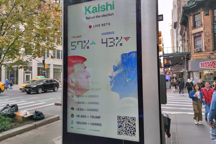 US-Präsidentschaftswahl: Auf einer Werbeanzeige in Manhattan werden einen Tag vor der Wahl Wetten auf das Wahlergebnis angezeigt, wobei Donald Trump mit 57 Prozent vor Kamala Harris liegt, die auf 43 Prozent kommt.