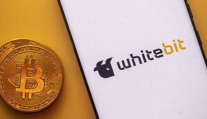 Das Bild zeigt das WhiteBIT-Logo und eine Bitcoin-Münze