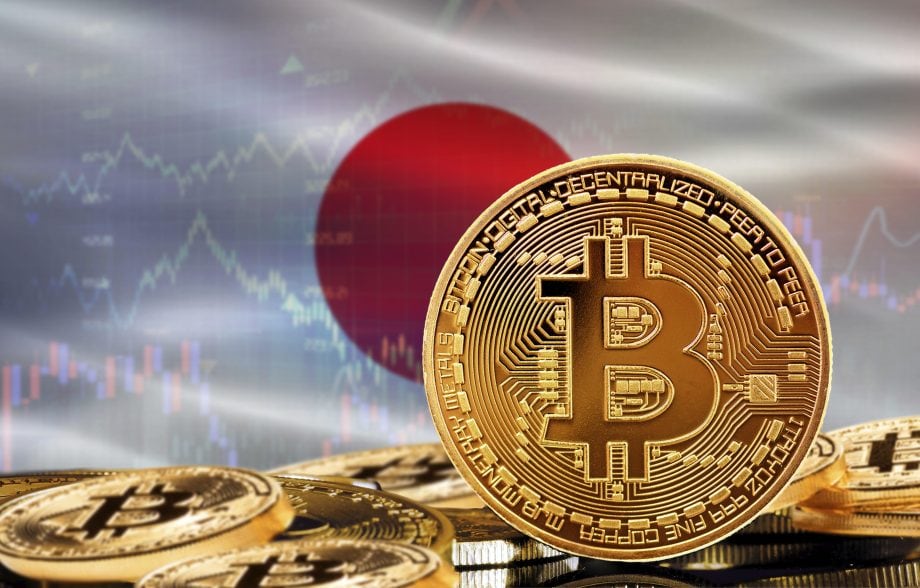 Das Bild zeigt eine Bitcoin-Münze und die japanische Flagge