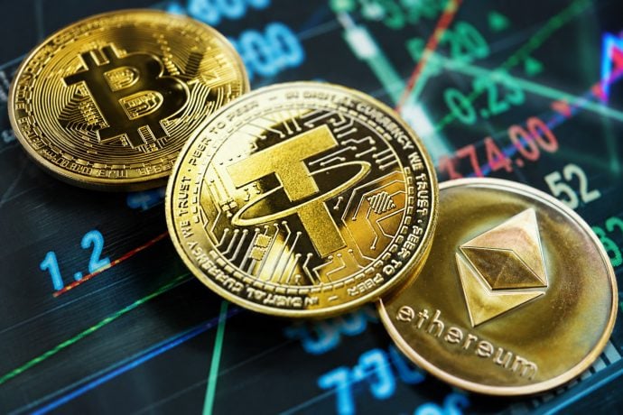 USDT-, BTC- und ETH-Münzen vor Chart