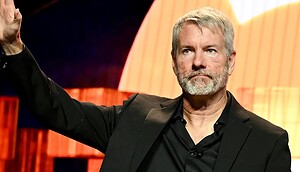 Michael Saylor vor orangen Bitcoin-Logo