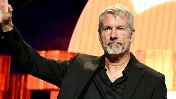 Michael Saylor vor orangen Bitcoin-Logo