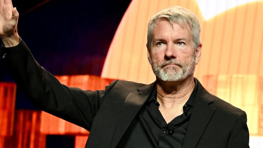 Michael Saylor vor orangen Bitcoin-Logo