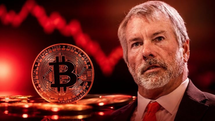 Michael Saylor vor Bitcoin-Münze und rotem Hintergrund
