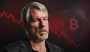 Michael Saylor vor rotem Chartbild und Bitcoin-Symbol